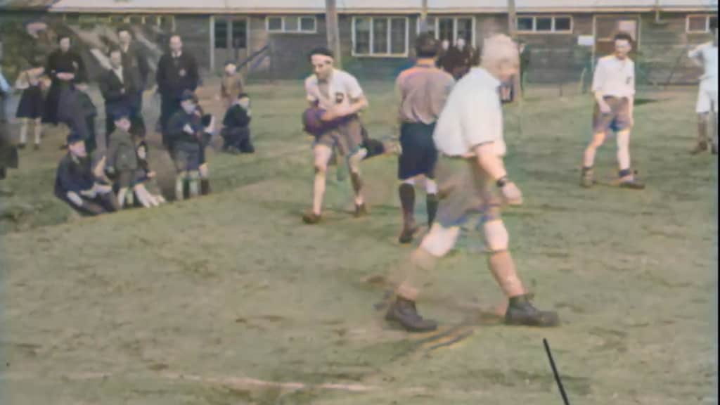 De beelden van de voetbalwedstrijd zijn door een amateur ingekleurd. Dit is een screenshot uit de video.