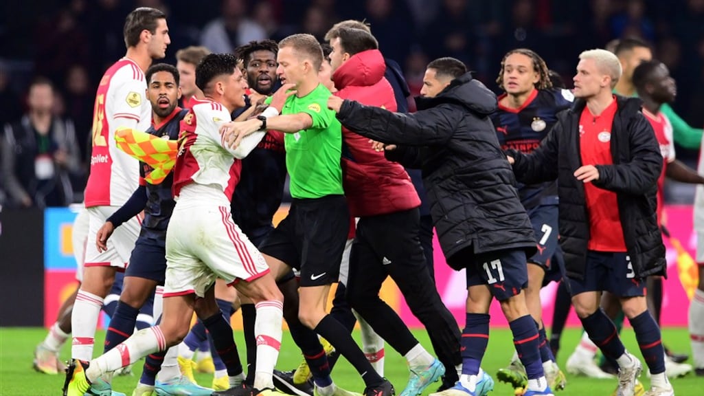 Vechtende spelers Ajax en PSV komen weg zonder straf: 'Maar we zijn er niet blij mee'