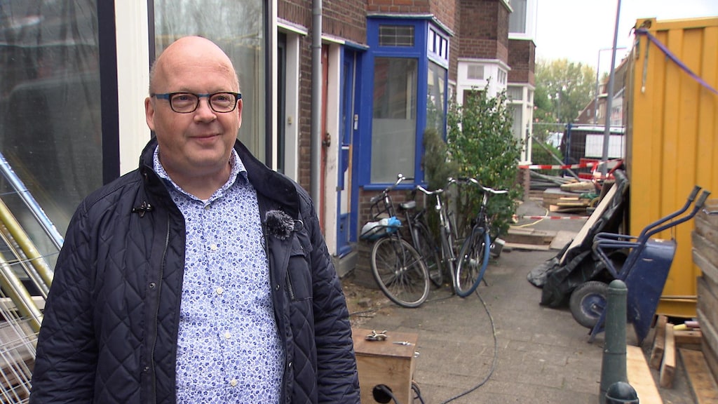 Van Lier in een straat waar de funderingen worden hersteld.