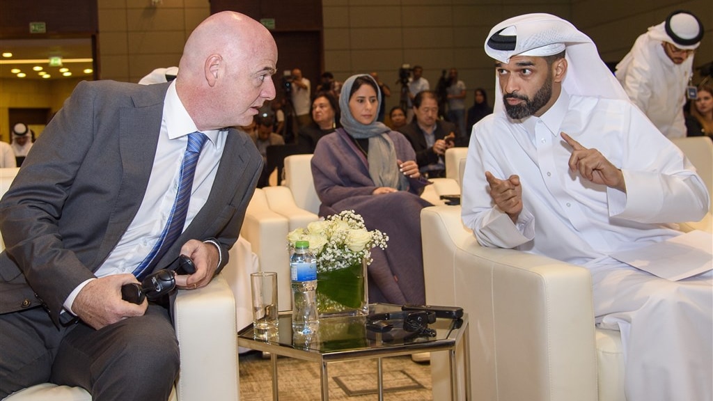 Gianni Infantino (L) en hoofd van het WK-organisatiecomité Hassan Al Thawadi (R).