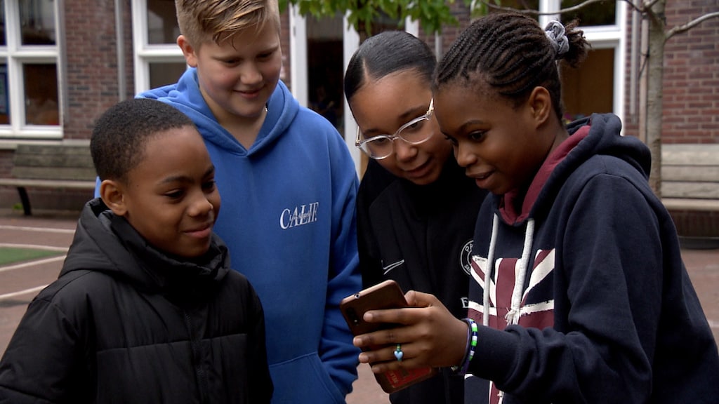 Kinderen van de Zuidwalschool kijken TikTok.
