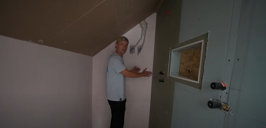 Enzo Knol maakt in zijn vlog reclame voor een Sunshower-paneel.