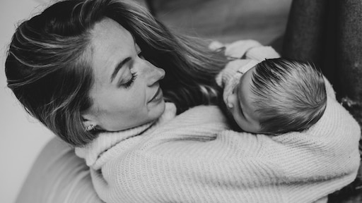 Japke eerlijk over psychoses na bevalling: 'Wie bel je als je hoofd het niet goed doet?'