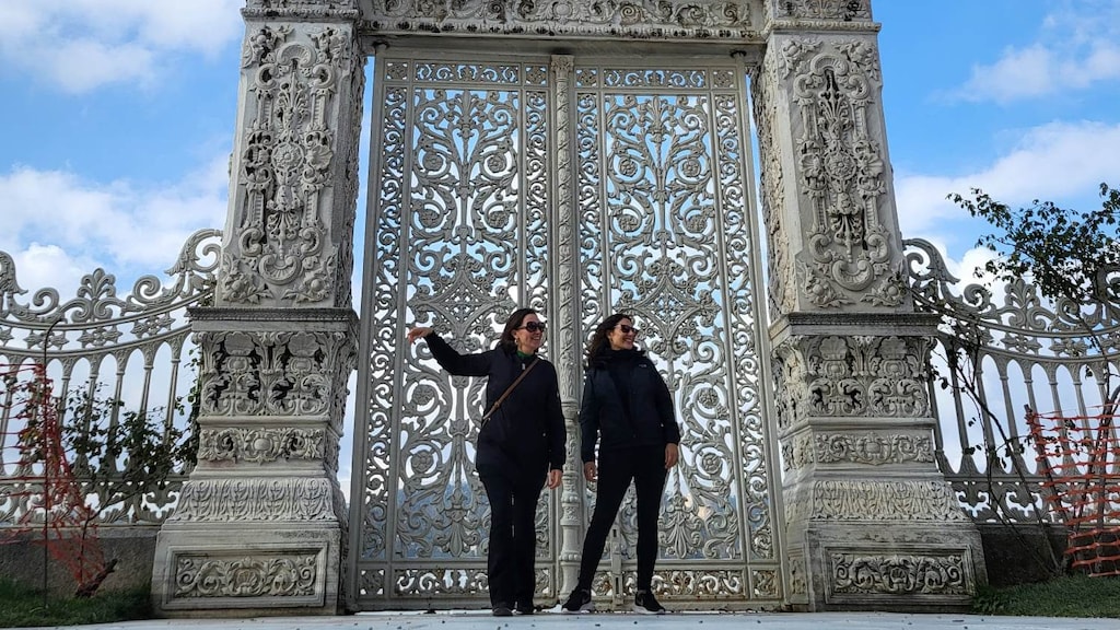 Avital (l) en haar zus, eerder op de dag in Istanbul.