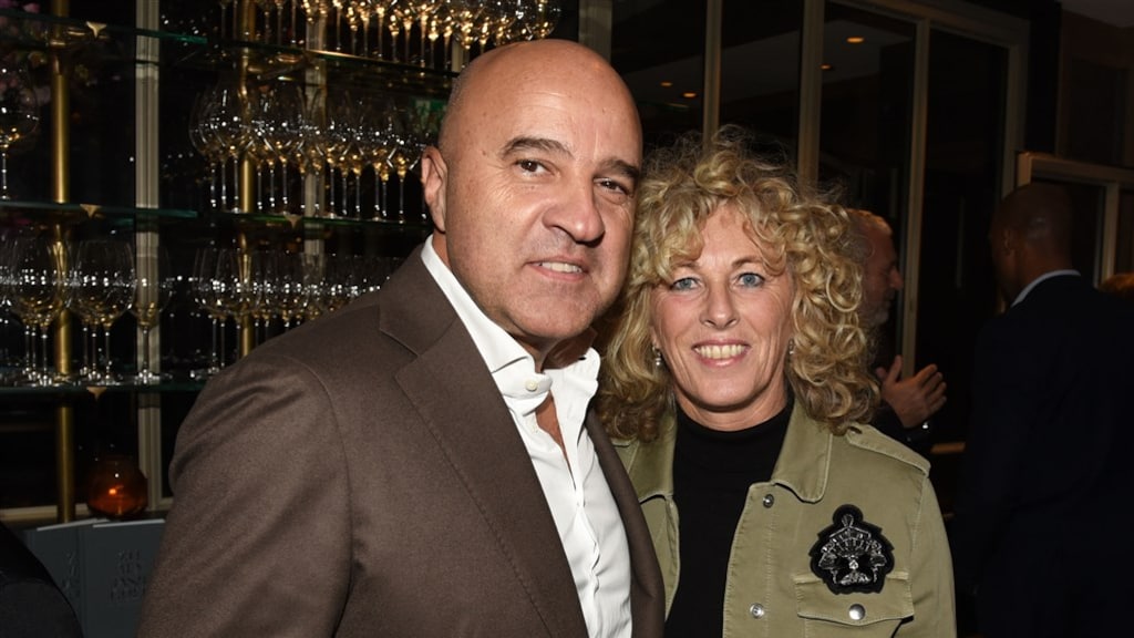 Vrouw van John van den Heuvel verloor haar baan door zijn werk