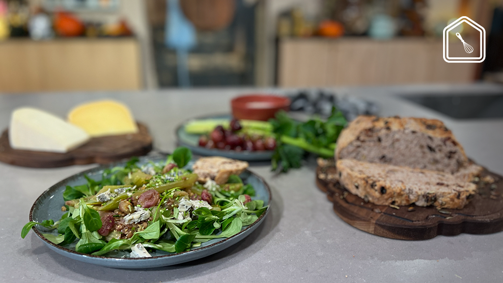 Walnoot-pompoenpittenbrood én druivensalade met linzen