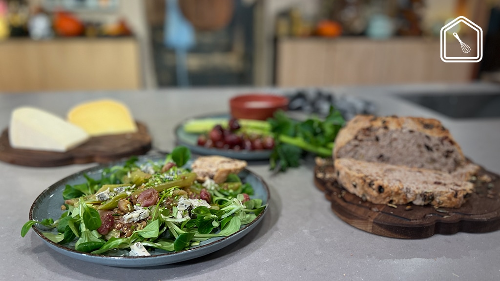 Walnoot-pompoenpittenbrood én druivensalade met linzen
