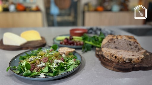 Walnoot-pompoenpittenbrood én druivensalade met linzen