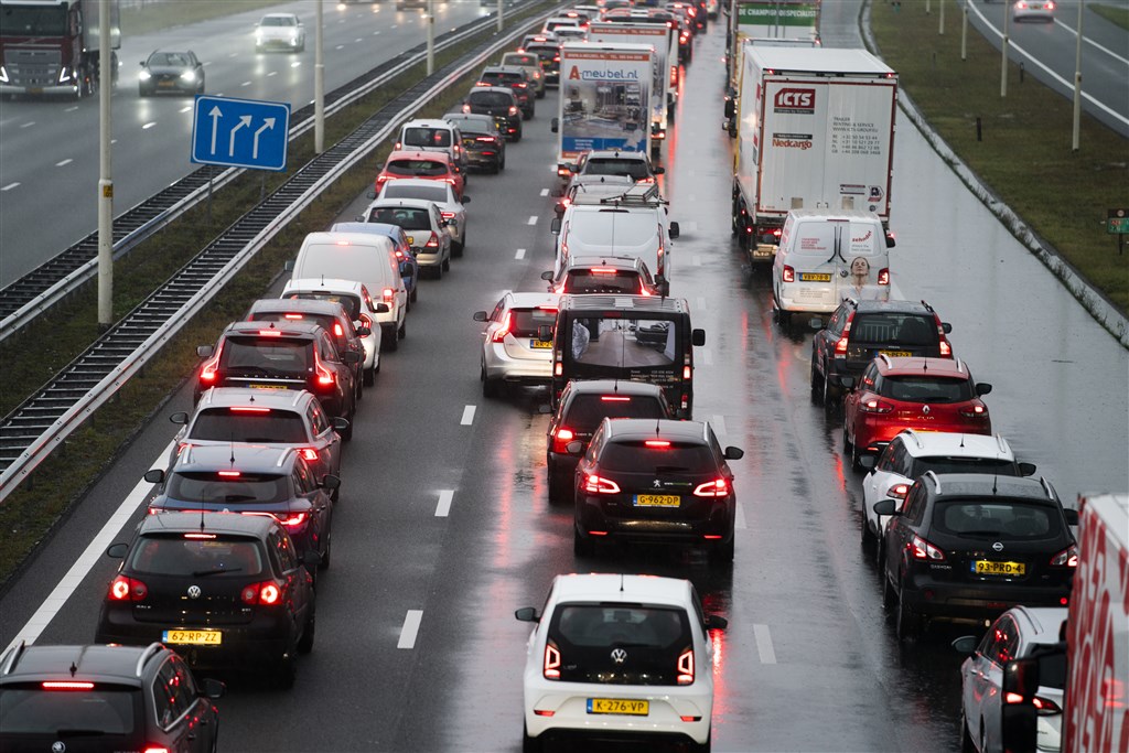 Vanochtend lange files verwacht: 'Werk thuis of reis buiten de spits'