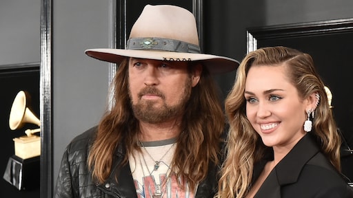 Billy Ray Cyrus moest huilen bij horen van Miley's lied Secrets: 'Je ziet je vader niet vaak huilen'