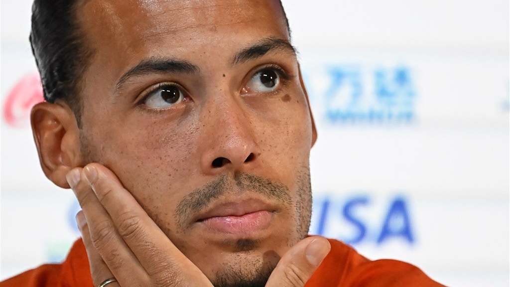 Aanvoerder Van Dijk heroverweegt dragen OneLove-band na berichten over gele kaart