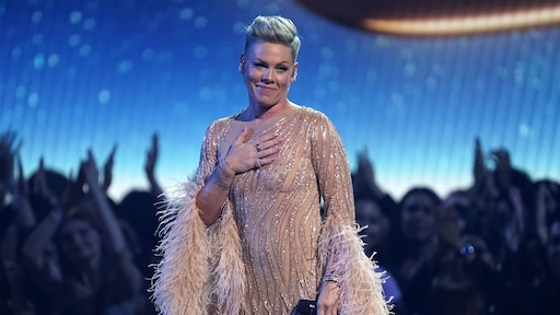 Staande ovatie na ode P!nk aan Olivia Newton-John bij AMA's