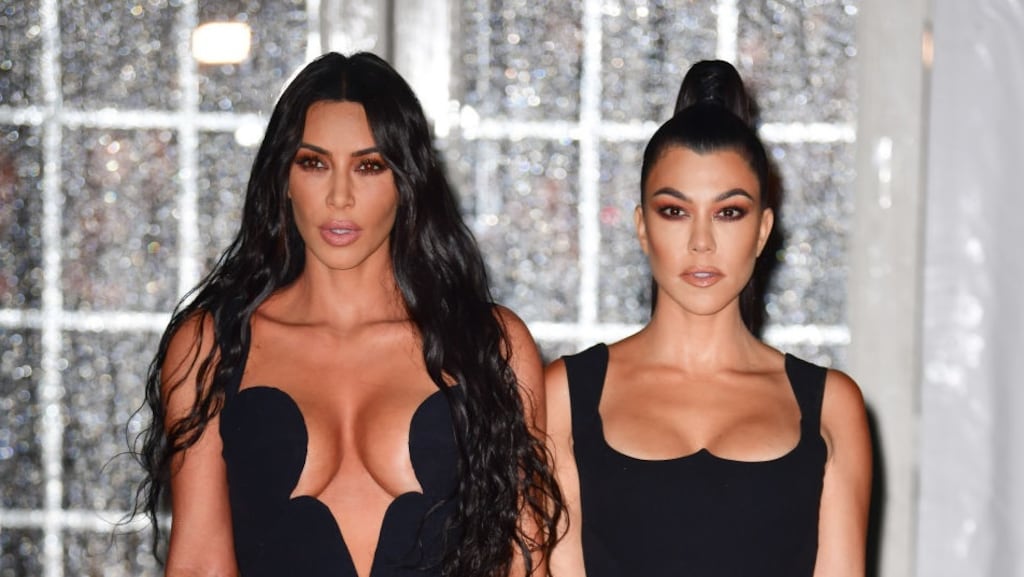 Kim en Kourtney Kardashian leggen slaande ruzie bij op camera