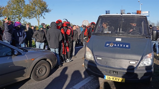 Politie bij rellen rond intocht Staphorst 'gehinderd door tractoren'