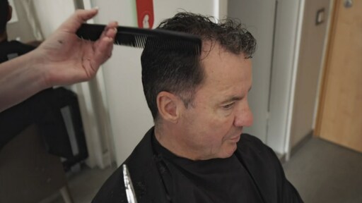 John laat Engelse talenknobbel horen in De Bevers: 'She knip my hair'