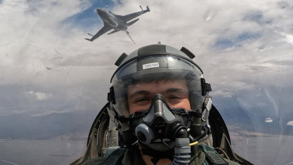 Martin Garrix vliegt mee in F-16: 'Tering vet'