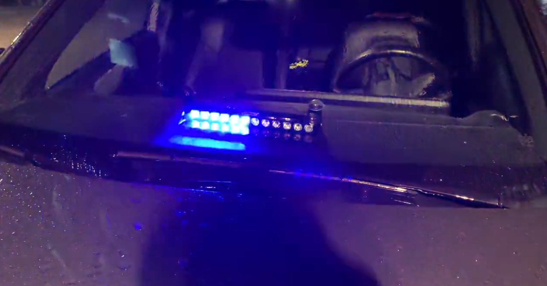  19-jarige wegpiraat dwingt bestuurders aan de kant met blauwe flitslamp