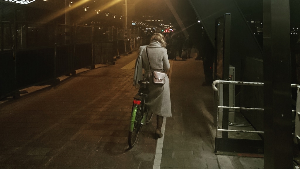 Bang op de fiets in het donker? 'Bel iemand op'