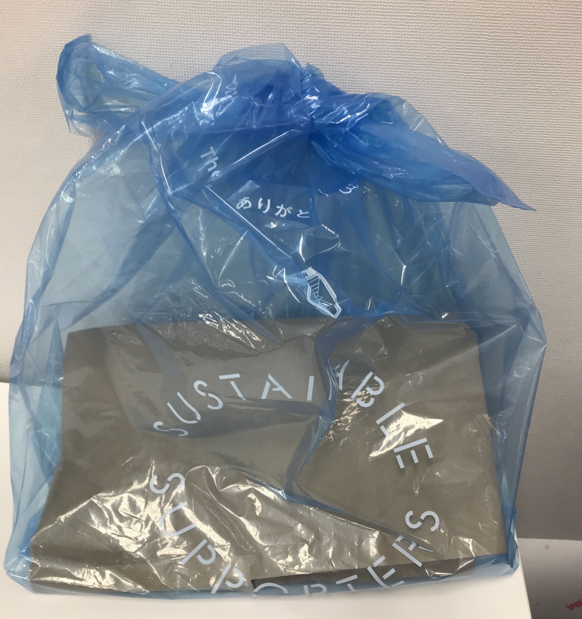 8000 van dit soort plastic tasjes heeft Japan aan de fans gegeven.