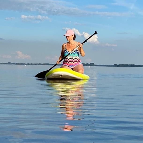 Anika op haar supboard.