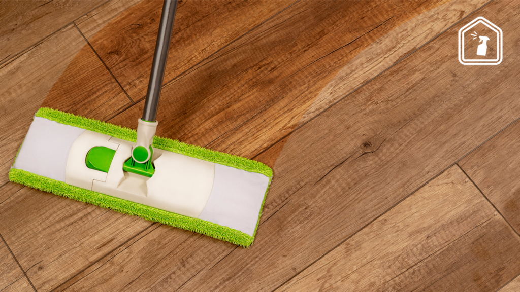 Zo maak je houten vloeren schoon zonder beschadigingen of doffe vlekken