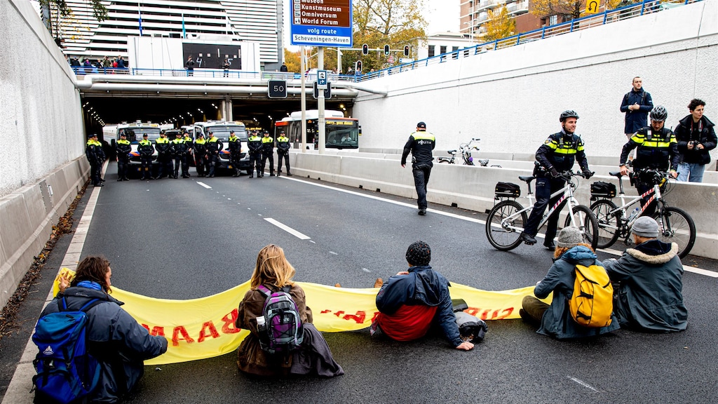 Nadat de demonstranten werden gesommeerd om te vertrekken, gingen meerdere demonstranten op de snelweg zitten.