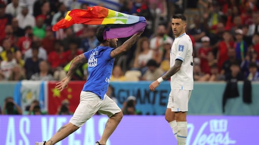 Veldbestormer met regenboogvlag bij Portugal-Uruguay