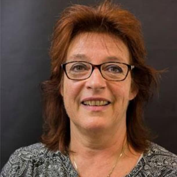 Onze expert: Karin van Gelderen is bekkenfysiotherapeut bij Fysio Beter Bewegen in Amsterdam. Haar aandachtsgebieden zijn stuitpijn, bekkenproblematiek, dry needling en medical tapen.