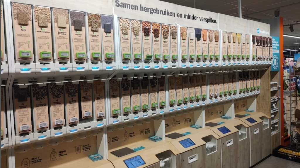 Geen klanten bij de afdeling verpakkingsvrij in Leidschendam, om vrijdagavond 17.45 uur.