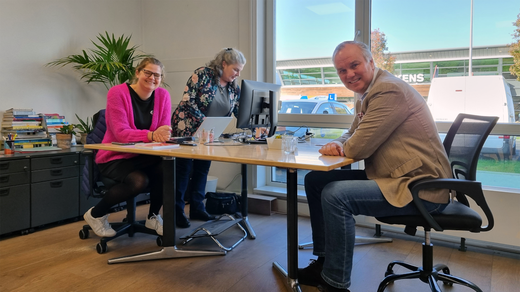 Lara Simons, Erica Jacobs en Rijchart van Oord hebben overleg op het Ondernemersloket.