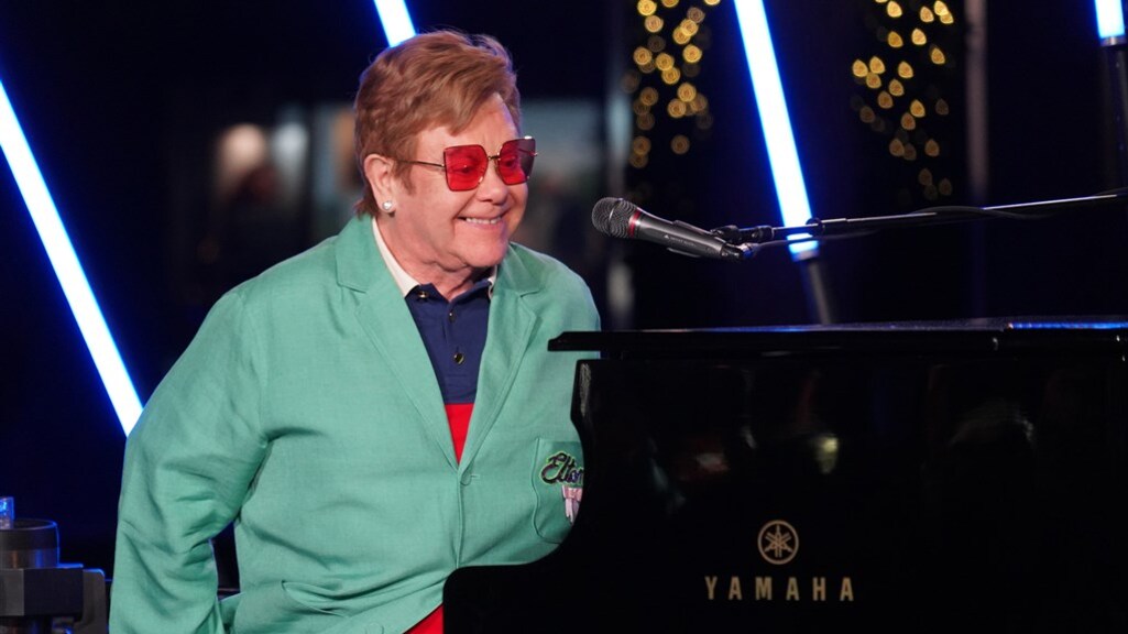 Elton John staat stil bij 'beste kerstcadeau ooit': zoon Zachary
