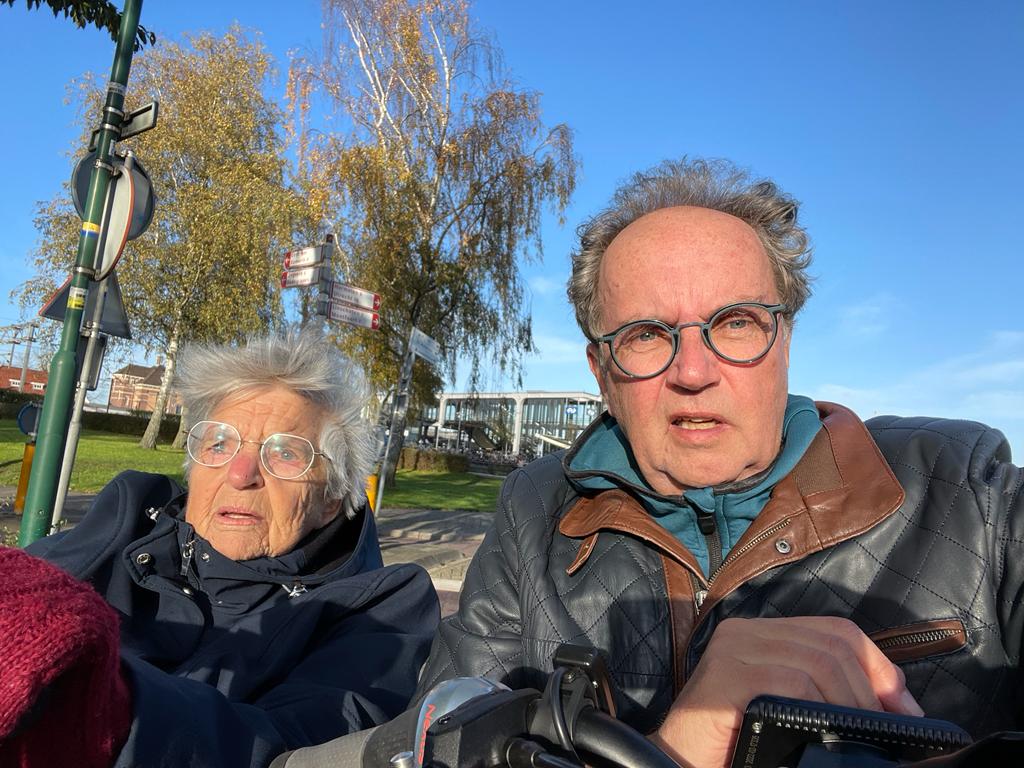Corry en Harke tijdens één van hun fietstochtjes