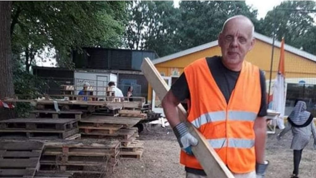 Jan tijdens zijn vrijwilligerswerk bij het buurthuis