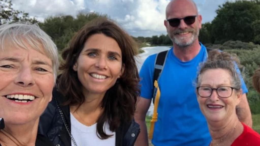 Neiske (tweede van links) tijdens een wandeling met andere Go mingle-leden