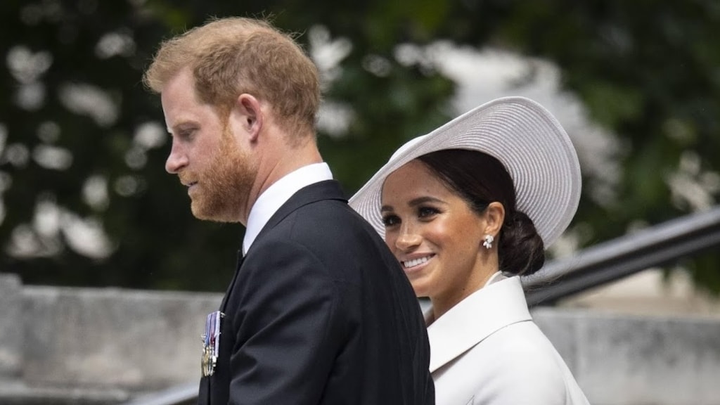 Harry en Meghan wijten podcastflop aan dood Elizabeth en corona