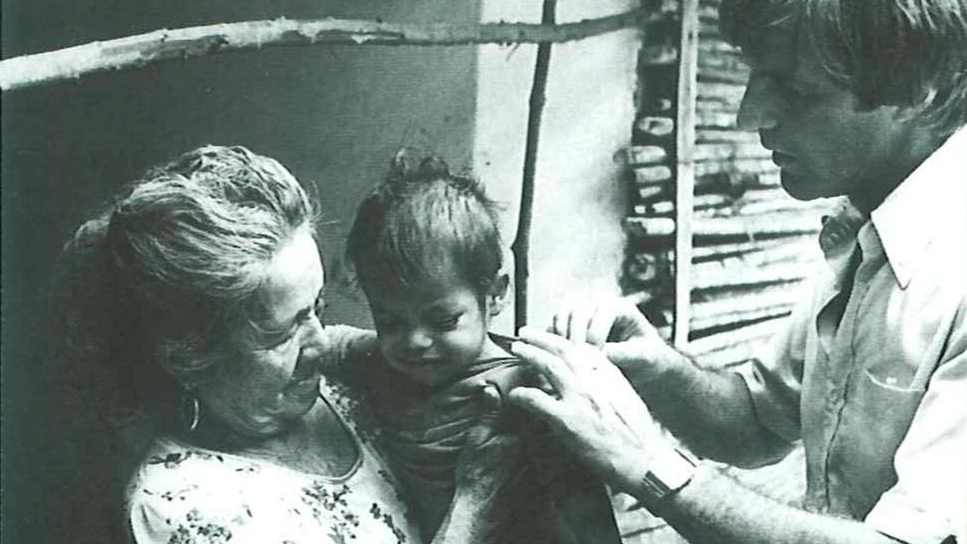 De Franse arts Bernard Kouchner, een van de oprichters van Artsen zonder Grenzen, in 1981 aan het werk in El Salvador.