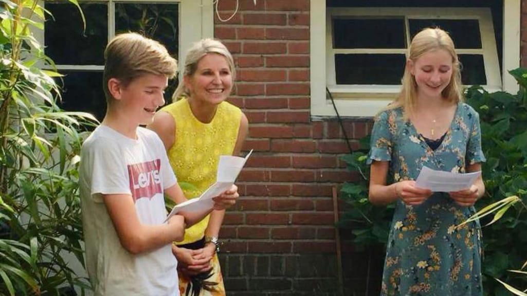 Petra op haar verjaardag met haar twee kinderen.