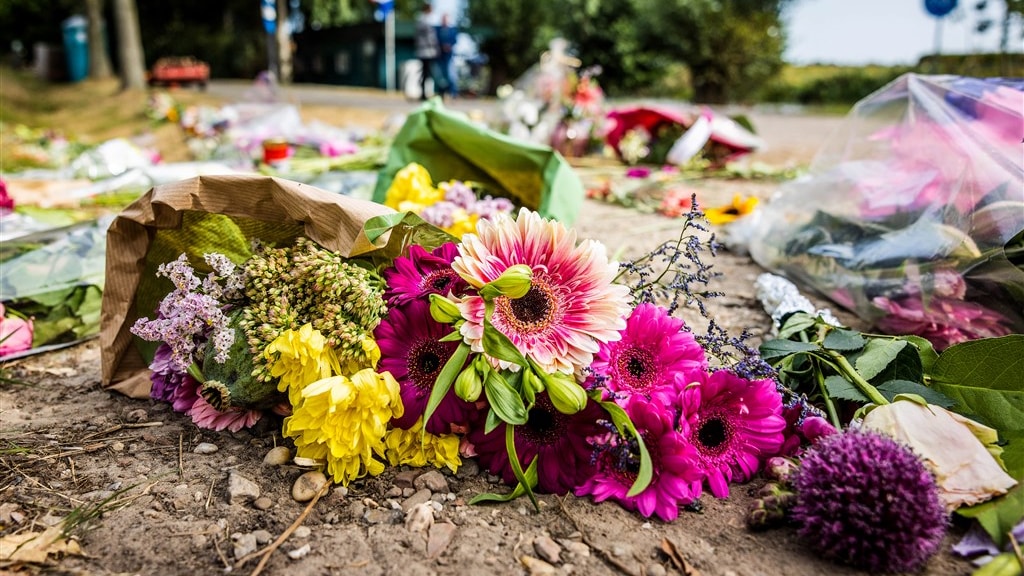 Bloemen ter nagedachtenis aan de slachtoffers