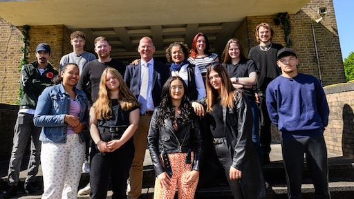 Nieuwe leerlingen in de schoolbanken van Dream School