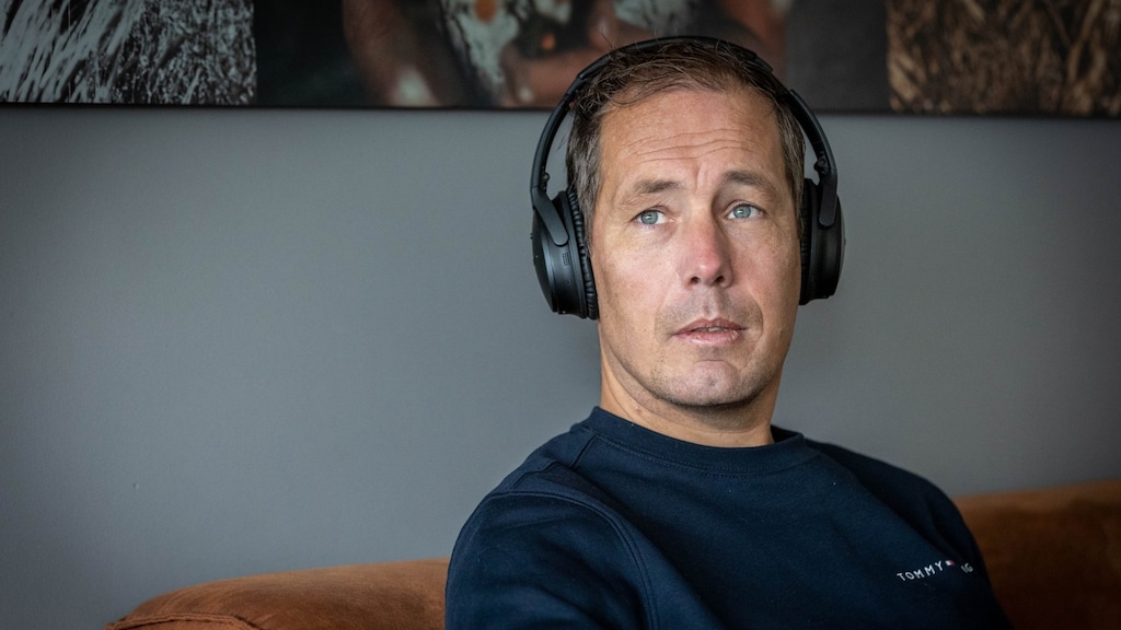 Ook binnen zet Gert Jan zijn koptelefoon op om geluid te filteren.