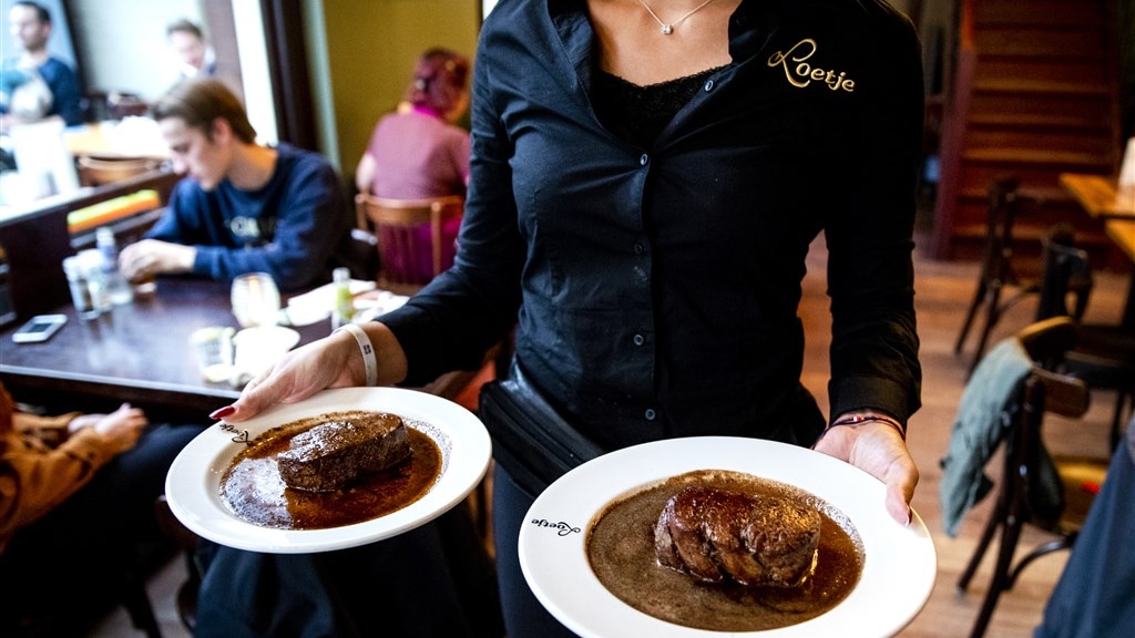 Manager die Tinder-veroveringen besprak, raakt zijn baan kwijt