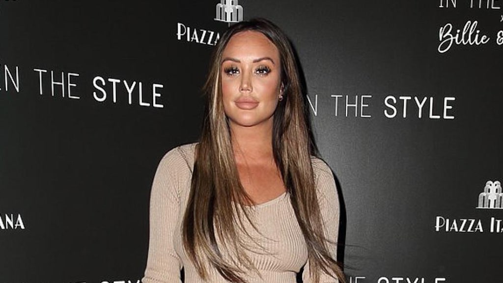 Charlotte uit Geordie Shore toont resultaat van verwijderde lipfillers
