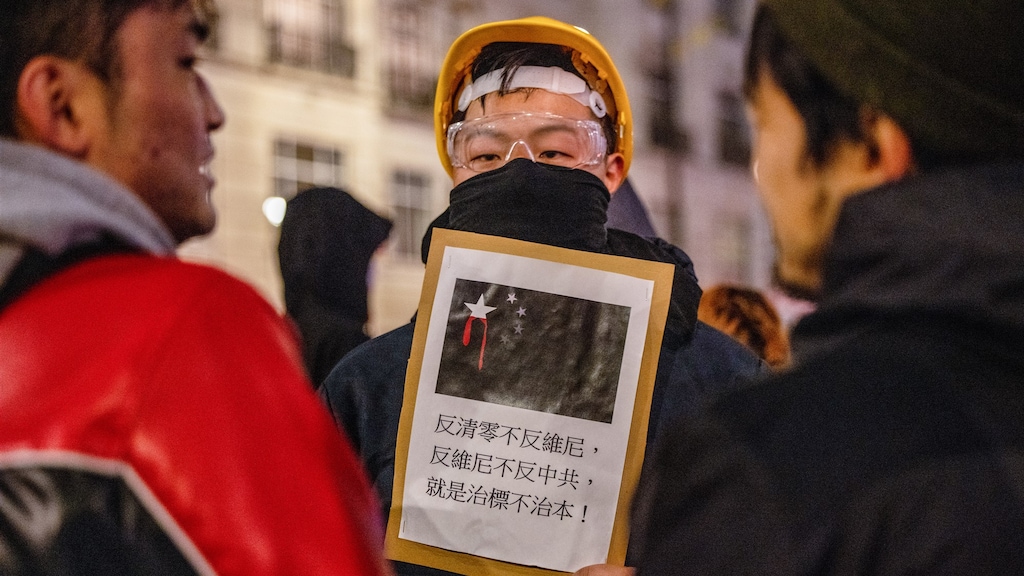In China en op meerdere plekken in de wereld, zoals hier bij de Chinese ambassade in Londen, werd eerder deze maand gedemonstreerd tegen het Chinese (covid)beleid.