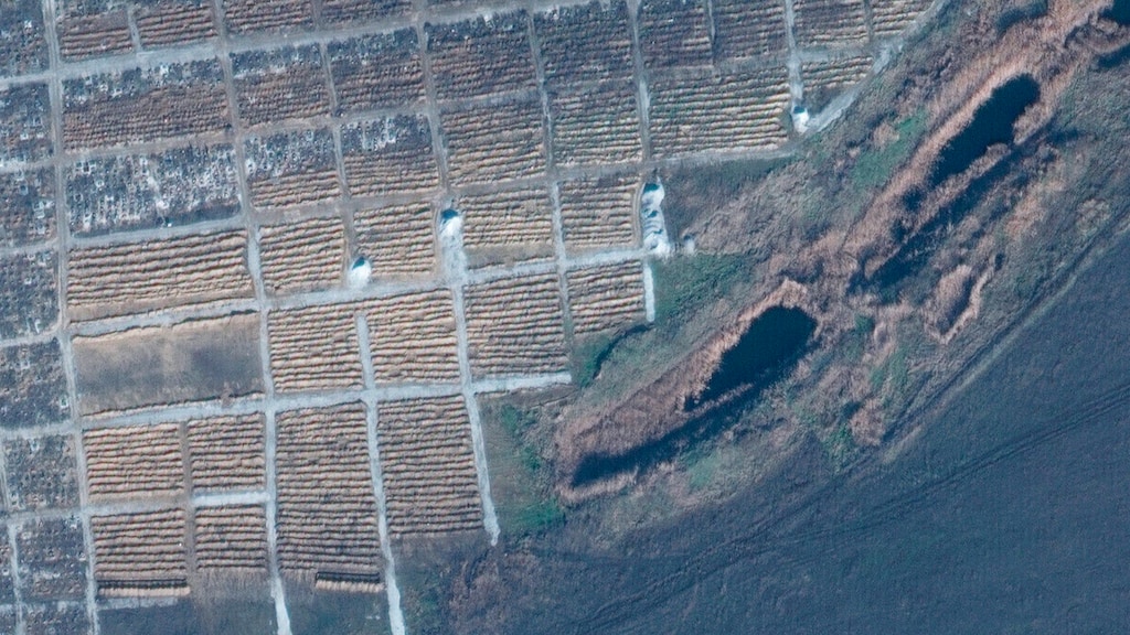 Het tweede satellietbeeld, maar dan ingezoomd. Hierop zijn de lange graven te zien volgens AP.