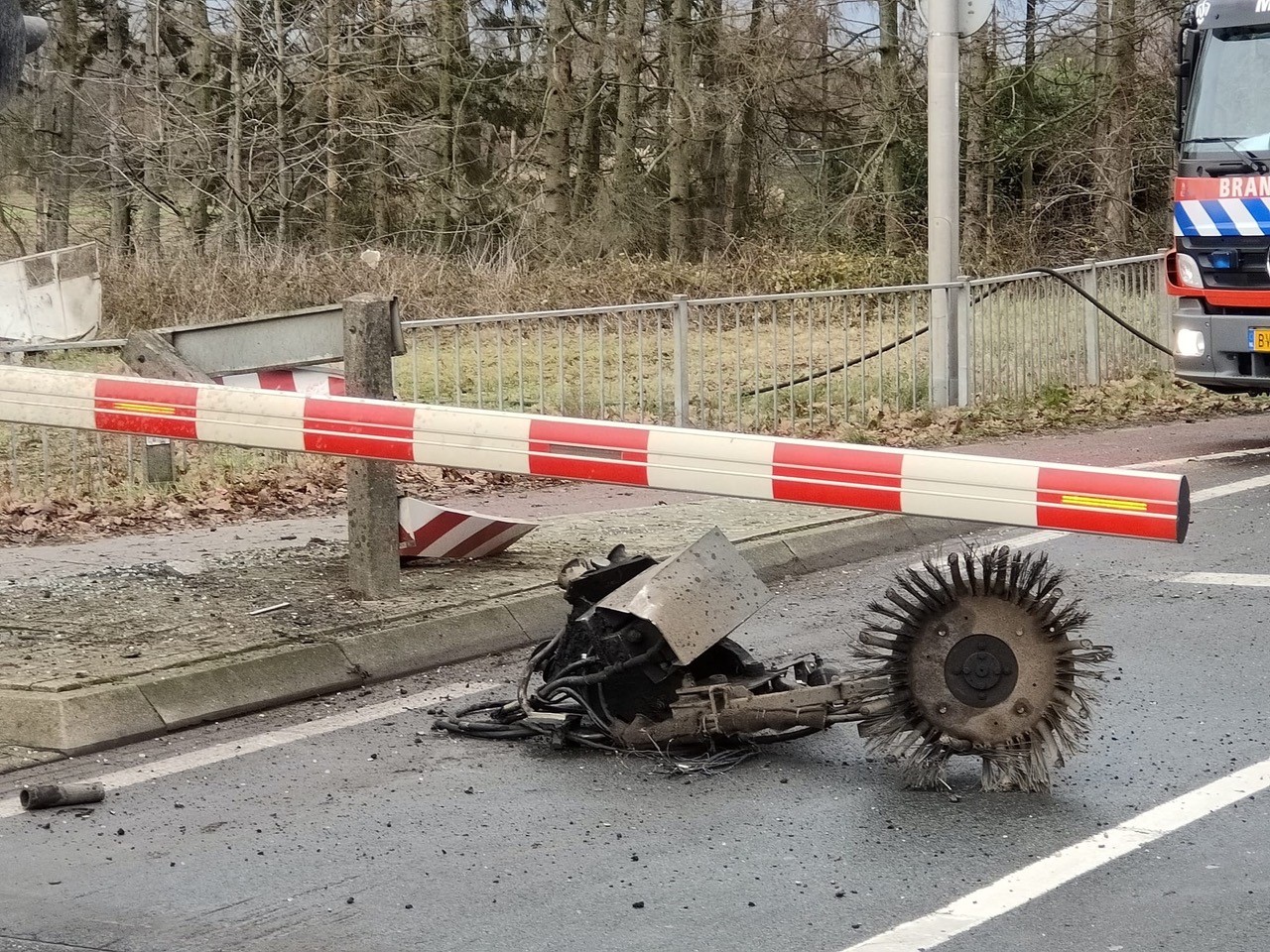 Trein ontspoord in Tienray na botsing met veegwagen, bestuurder overleden