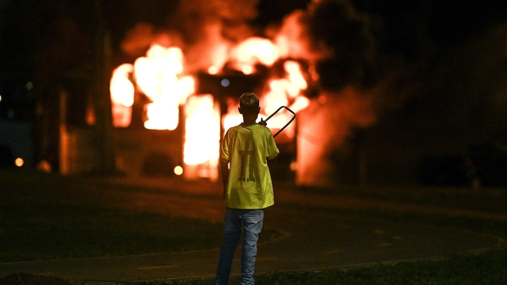 In de hoofdstad Brasilia werden meerdere bussen door aanhangers van Bolsonaro in brand gezet