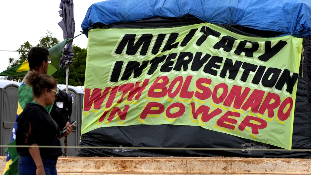 Dit soort spandoeken werden opgehangen voor de militaire kazernes