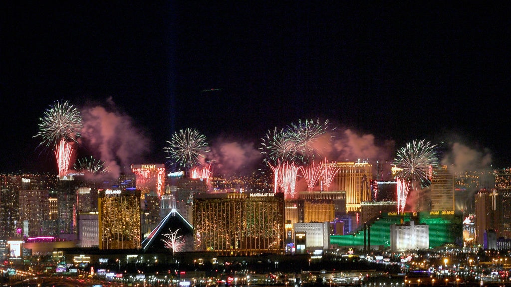 Vuurwerk verlicht de skyline boven Las Vegas tijdens oudejaarsavond.