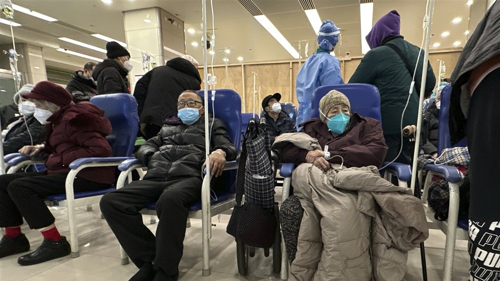 Chaos in Chinese ziekenhuizen door corona: 'Crematiekleding al mee'