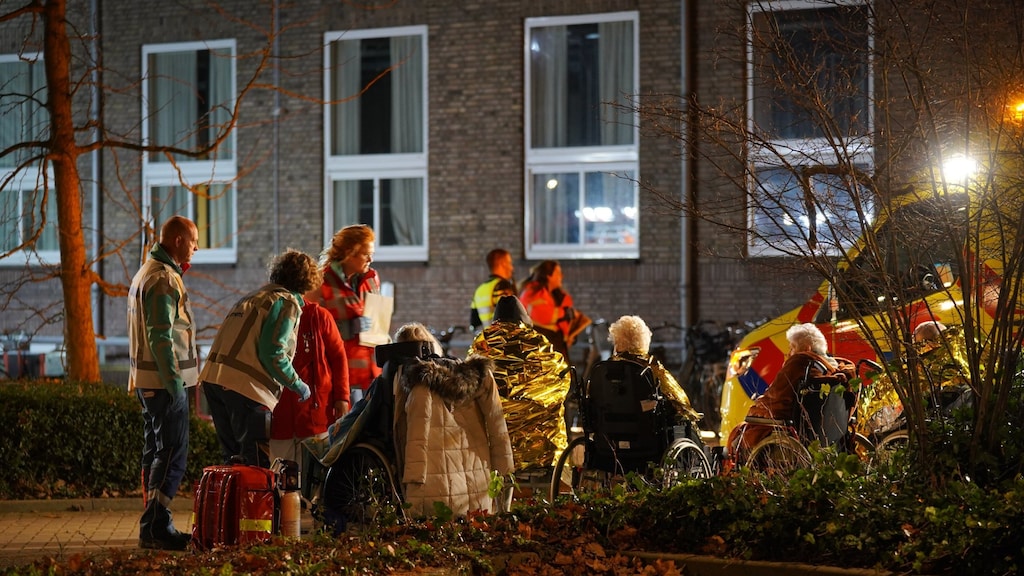 De bewoners hebben buiten gewacht.